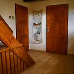 S Vyhledem Do Udoli Frymburk, Nahlov Nyaraló